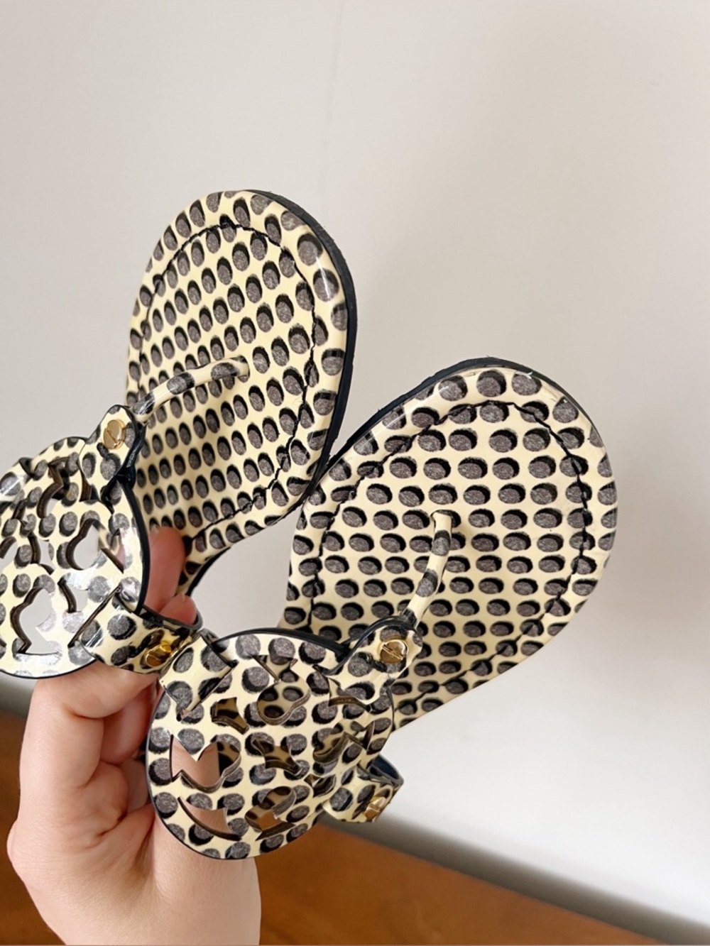 Tory Burch • Miller Sandal patent leather Dot Shadow slide thong logo flip flop - Picture 3 of 9